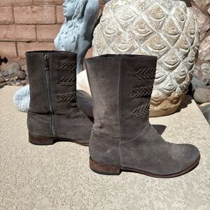 UGG Women’s Cailyn Suede Gray Boots Size 8 Mid Calf
